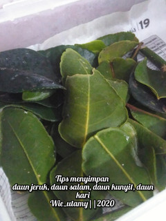 Foto resep Tips menyimpan daun jeruk, daun salam, daun kari, dan daun kunyit