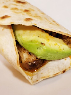 Una foto de Tacos de pollo y aguacate