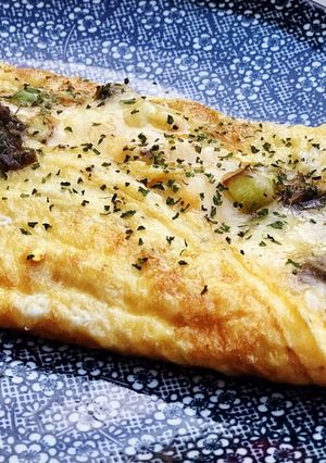 Una foto de Tortilla de queso y ajetes con trufa y un toque picante 🌶😏