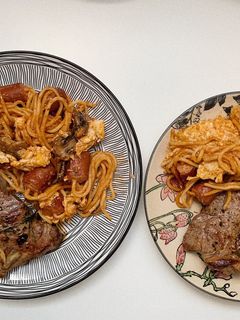 Hình của món Steak và mì ý.