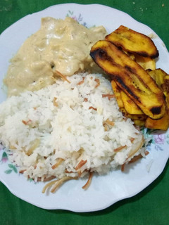 Una foto de Pollo en salsa de queso