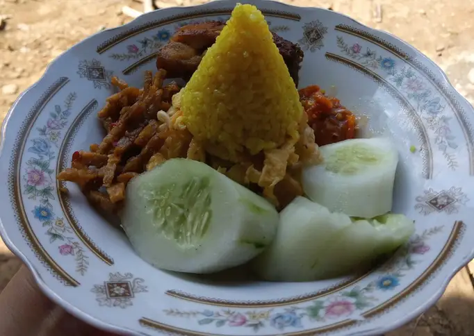 Nasi tumpeng mini bumbu racik ayam