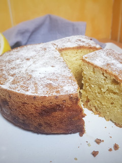 Una foto de Tarta caprese de limón y chocolate blanco