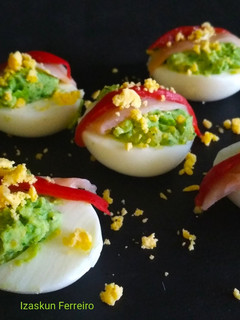 Una foto de Huevos rellenos de brócoli con salmón y pimiento