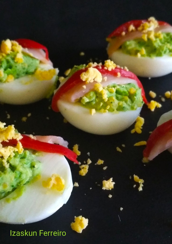 Una foto de Huevos rellenos de brócoli con salmón y pimiento