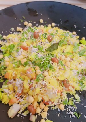 दडपे पोहे (dadpe pohe recipe in marathi) रेसिपी चे मुख्य फोटो 