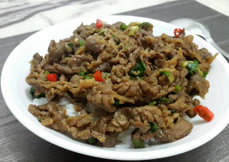 Bagaimana Menyiapkan Gyu Don (Nasi dengan topping daging sapi), Lezat