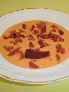 Una foto de Salmorejo con mojama