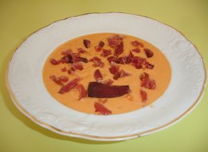 Una foto de Salmorejo con mojama