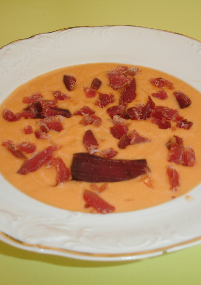 Una foto de Salmorejo con mojama