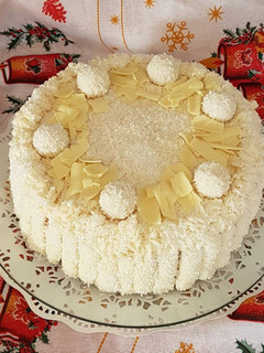 Una foto de Tarta Raffaello.. o de coco y chocolate blanco
