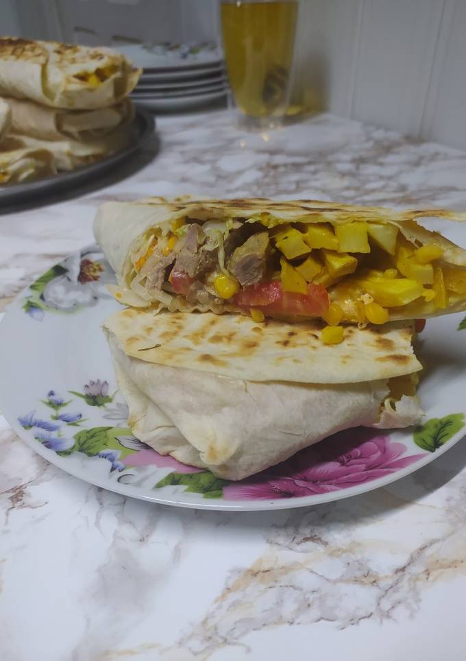 Шаурма з свининою та картоплею фрі 🍖