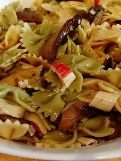 Una foto de Pasta con vegetales, setas y palitos de mar