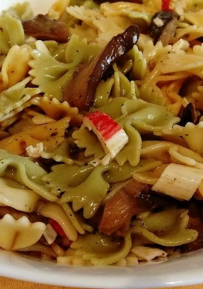 Una foto de Pasta con vegetales, setas y palitos de mar