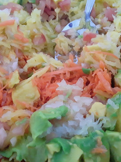 Una foto de Ensalada de vegetales 🥕🌰🍅🍑🥑