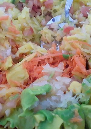 Una foto de Ensalada de vegetales 🥕🌰🍅🍑🥑