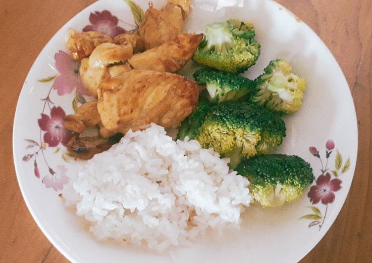 Eat Clean with me : Gà áp chảo với bông cải xanh và cơm