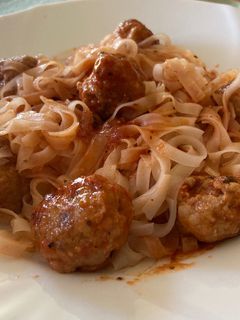 Gluténmentes paradicsomos húsgombóc, üvegtésztával recept fotója