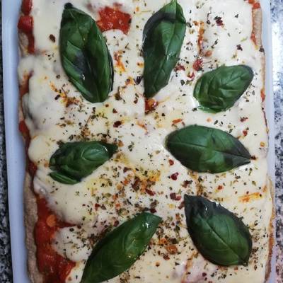 Pizza integral de albahaca y ajo Receta de ROXYP- Cookpad