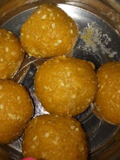 बेसन के लड्डू (Besan ke ladoo recipe in Hindi) रेसिपी मुख्य फोटो