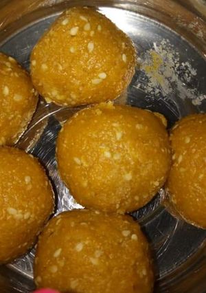 बेसन के लड्डू (Besan ke ladoo recipe in Hindi) रेसिपी मुख्य फोटो