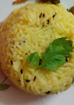 વઘારેલી ખીચડી (Vaghareli Khichdi Recipe In Gujarati) રેસીપી મુખ્ય ફોટો