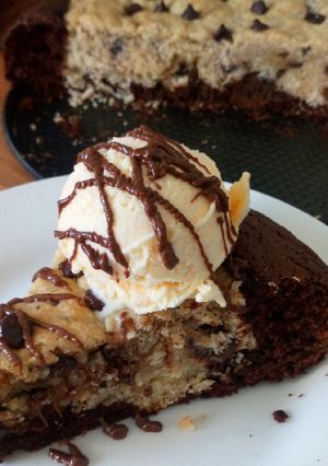 A picture of Cookie dough cake.