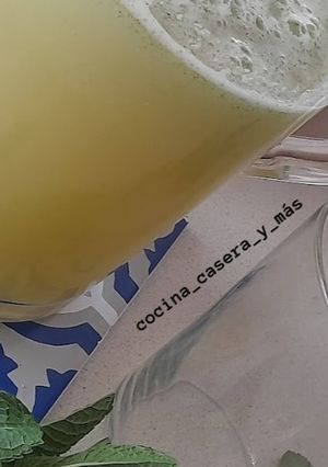 Una foto de Limonada con hierbabuena