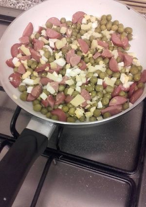 Foto principal de Revuelto de guisantes y salchichas