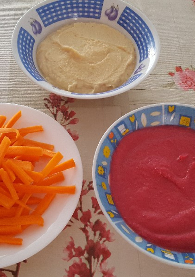 Una foto de Hummus normal y con remolacha