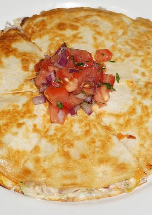 Una foto de Quesadillas con salpicón de albacora