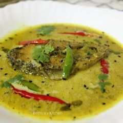 A picture of Doodh Ilish (Bengali style Fish in Milk Gravy).