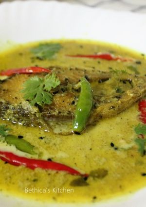 A picture of Doodh Ilish (Bengali style Fish in Milk Gravy).
