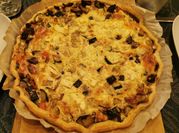 Une photo de poivrons courgette oignons