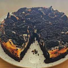 Una foto de Brownie con tarta de queso y oreo