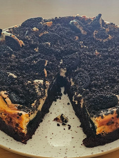Una foto de Brownie con tarta de queso y oreo