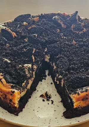 Una foto de Brownie con tarta de queso y oreo