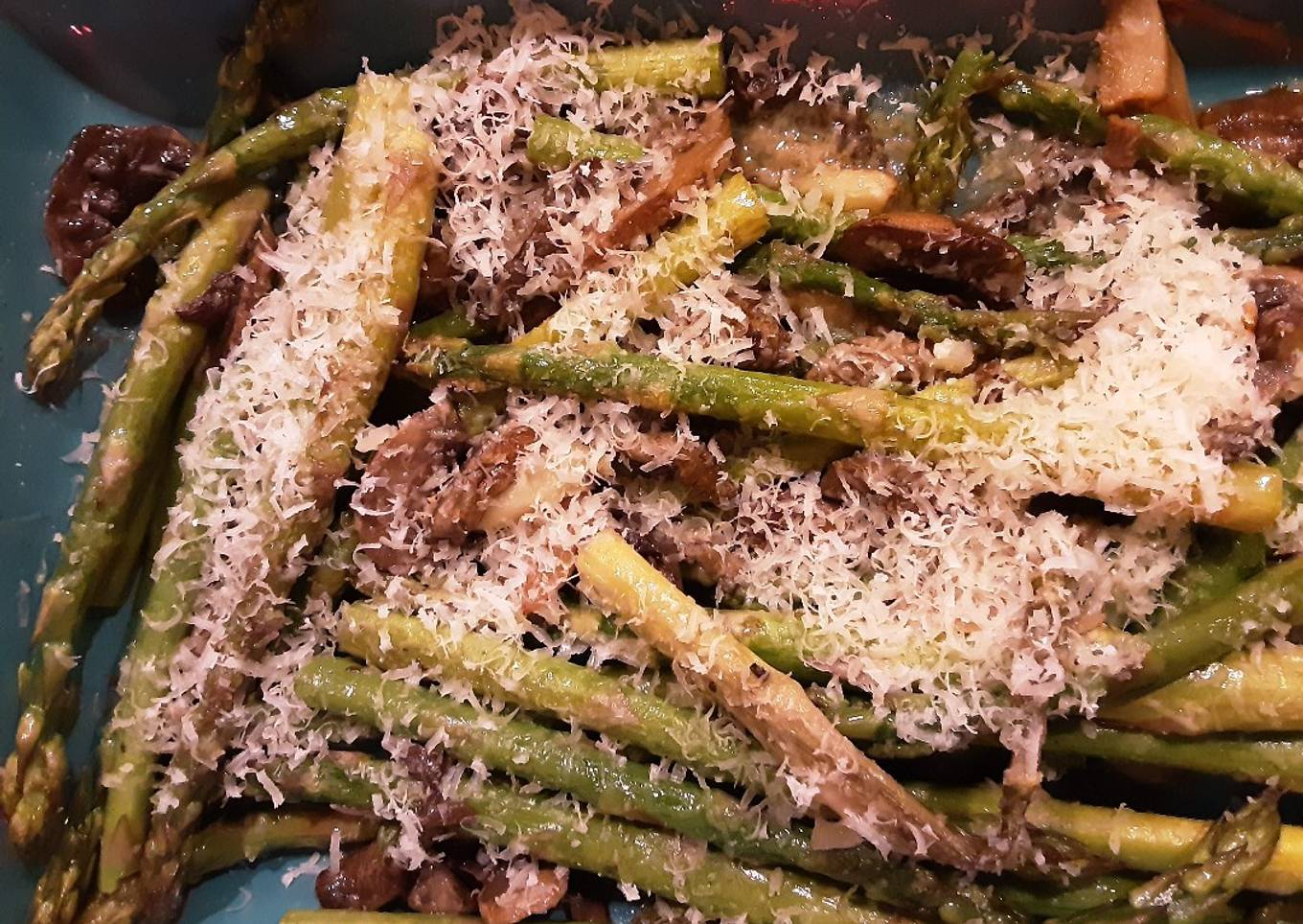 Simple Way to Prepare Super Quick Homemade Garlic roasted asparagus and
parmesan