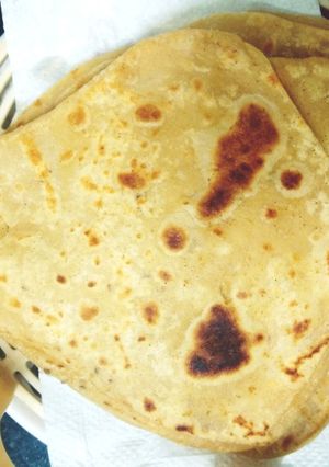 अजवाइन वाला गेहूं के आटे का तिकोना पराठा (Ajwain wala gehu ke aate ka tikona paratha Hindi) रेसिपी मुख्य फोटो