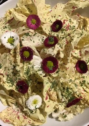 Une photo de Salade castelfranco aux fleurs comestibles sauce framboises