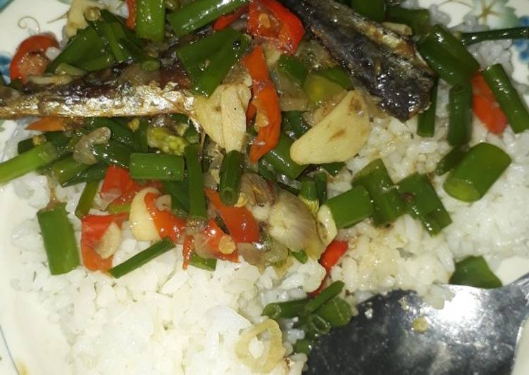 Tumis bunga bawang(belalo) ikan asin