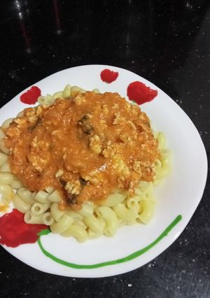صورة لوصفة معکرونة بصلصة الدجاج 🍝🍅