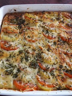 Una foto de Gratinado de patatas y tomates con espinaca