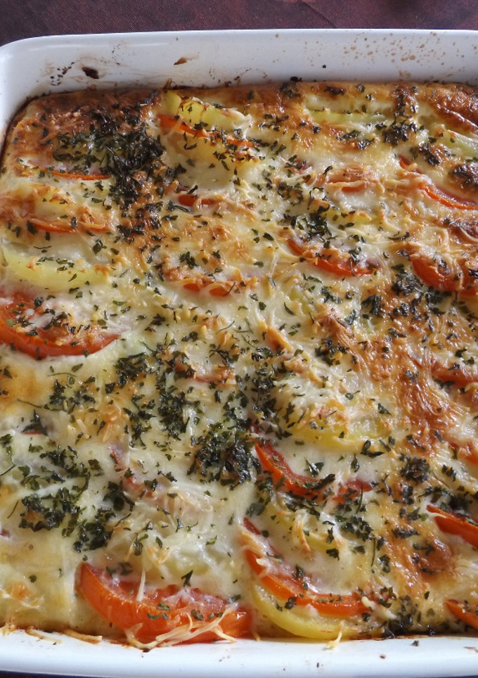 Una foto de Gratinado de patatas y tomates con espinaca