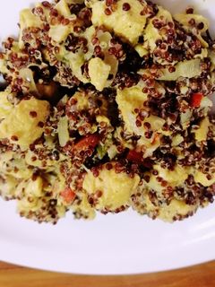 Una foto de Pollo al limón y curry, con quinoa roja