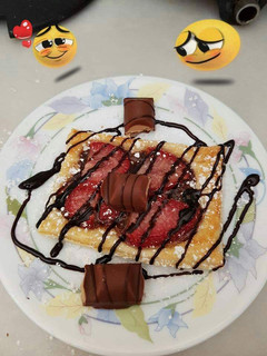 Una foto de Hojaldrina con fresa y Kinder bueno