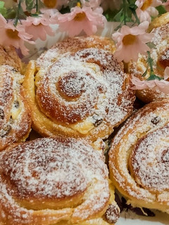 Túrós - mazsolás, vanília pudingos csiga 🐌🐚 recept fotója