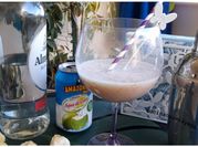 Una foto de cocteles de coco