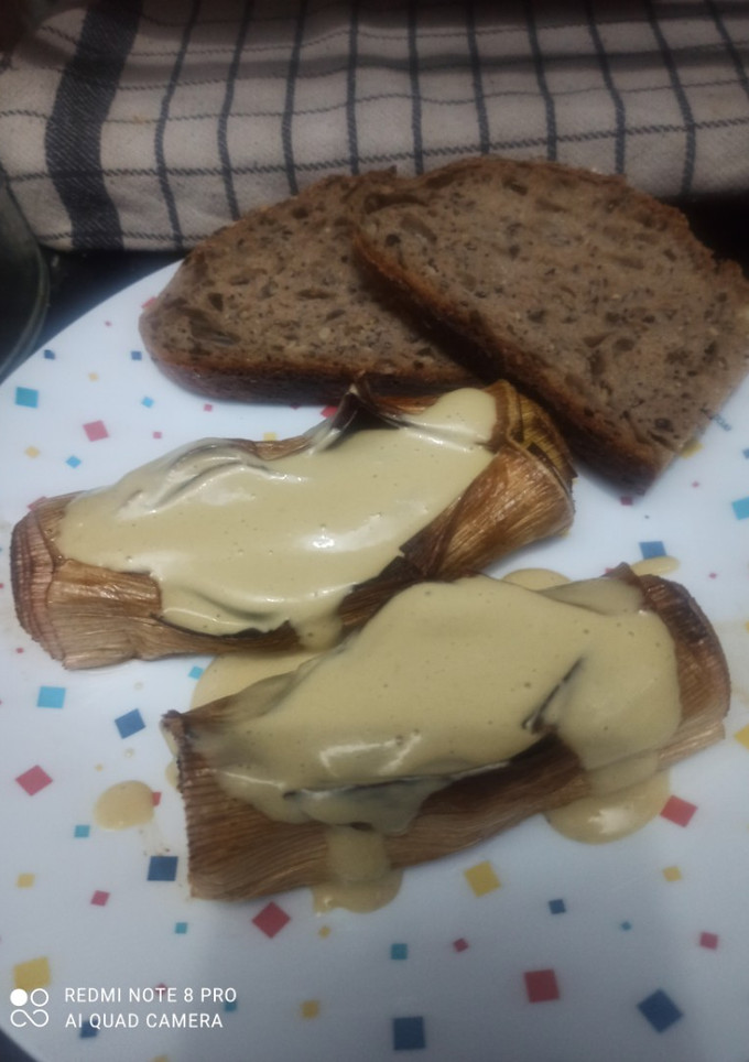 Una foto de Puerros al horno con mayonesa de cebolla caramelizada