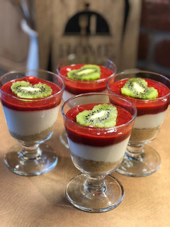 Una foto de Vasitos de Tarta de Queso con Fresas